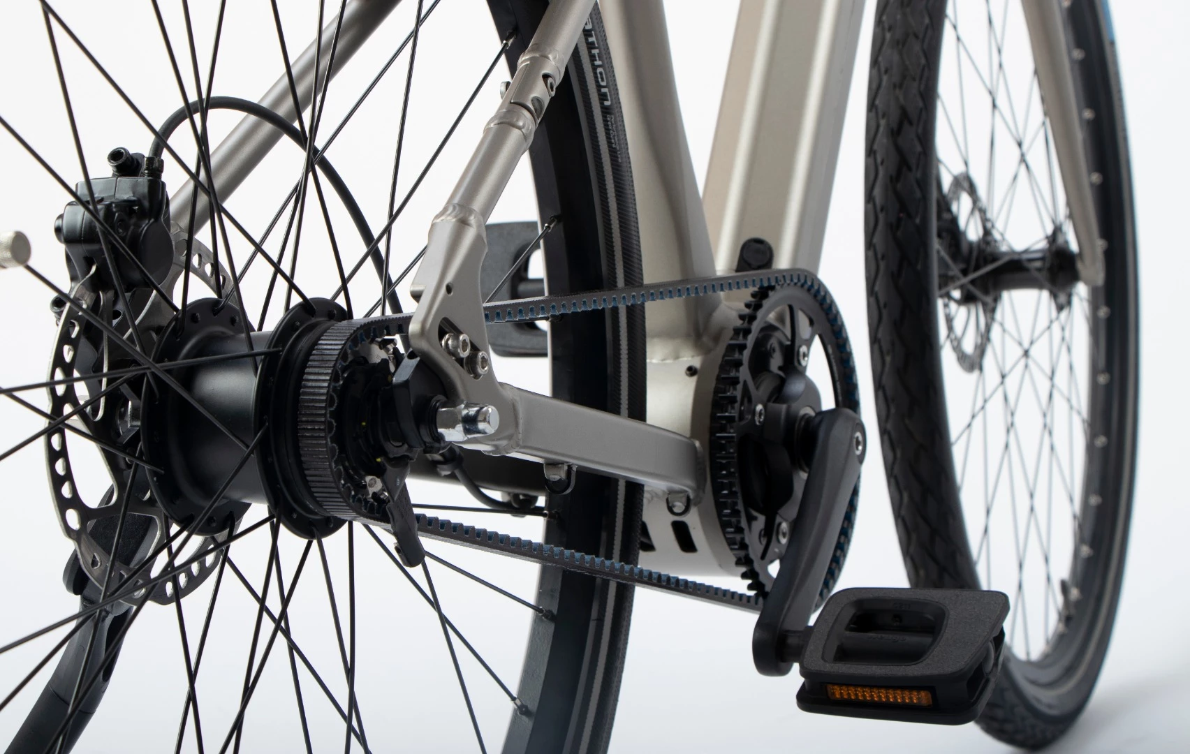 The Calamus One has a belt drive drivetrain and a rear hub transmission