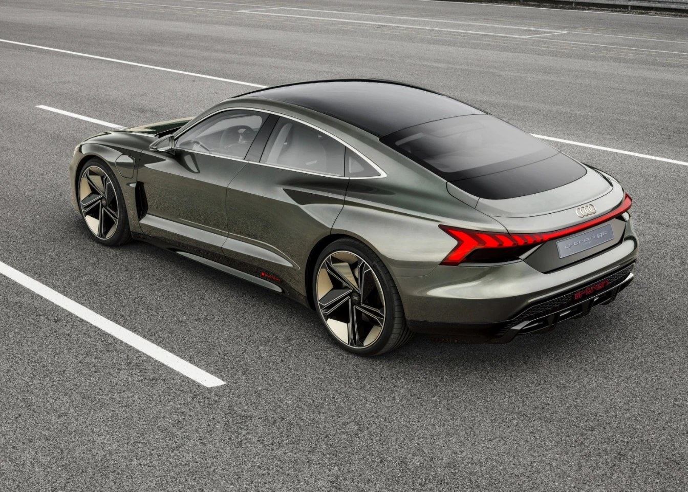 Audi e-tron GT: plenty of Porsche DNA left in that body shape
