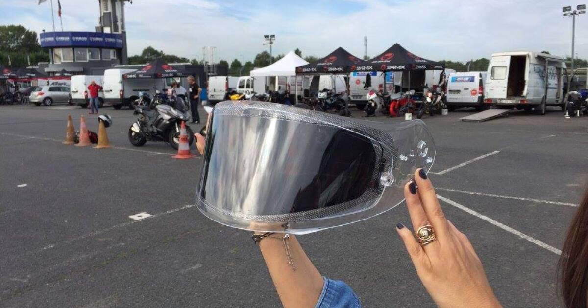 Light-sensing LCD motorcycle helmet visor self-tints in an instant