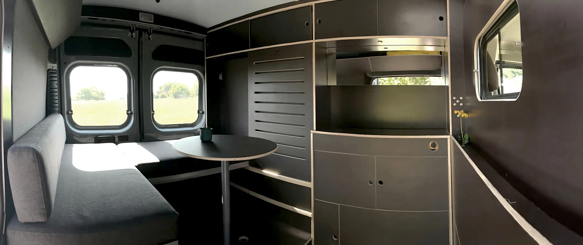 By simply folding down the seating module at the rear, the unit transforms into an L-shaped bench