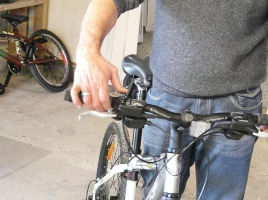 Chris Toal demonstrates the Cranklock