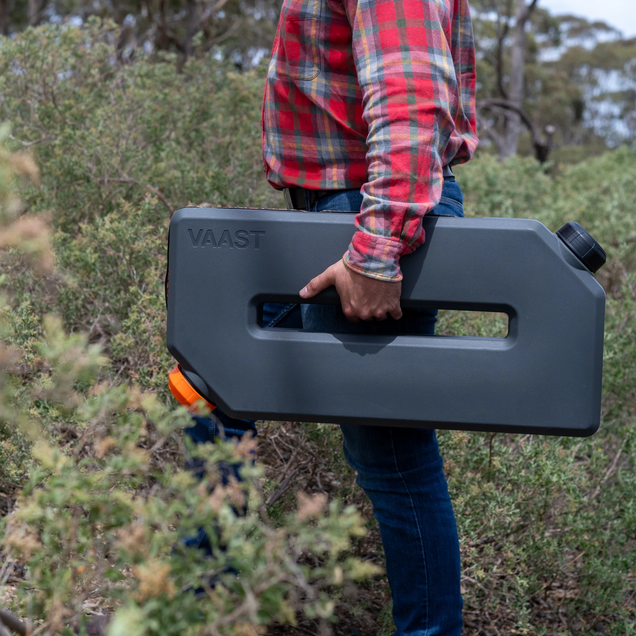 Vaast offers several handy ways to carry