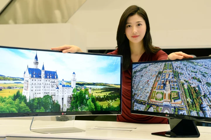 LG's 34-inch UM95 and 29-inch UM65 UltraWide monitors that will be launched at CES 2014