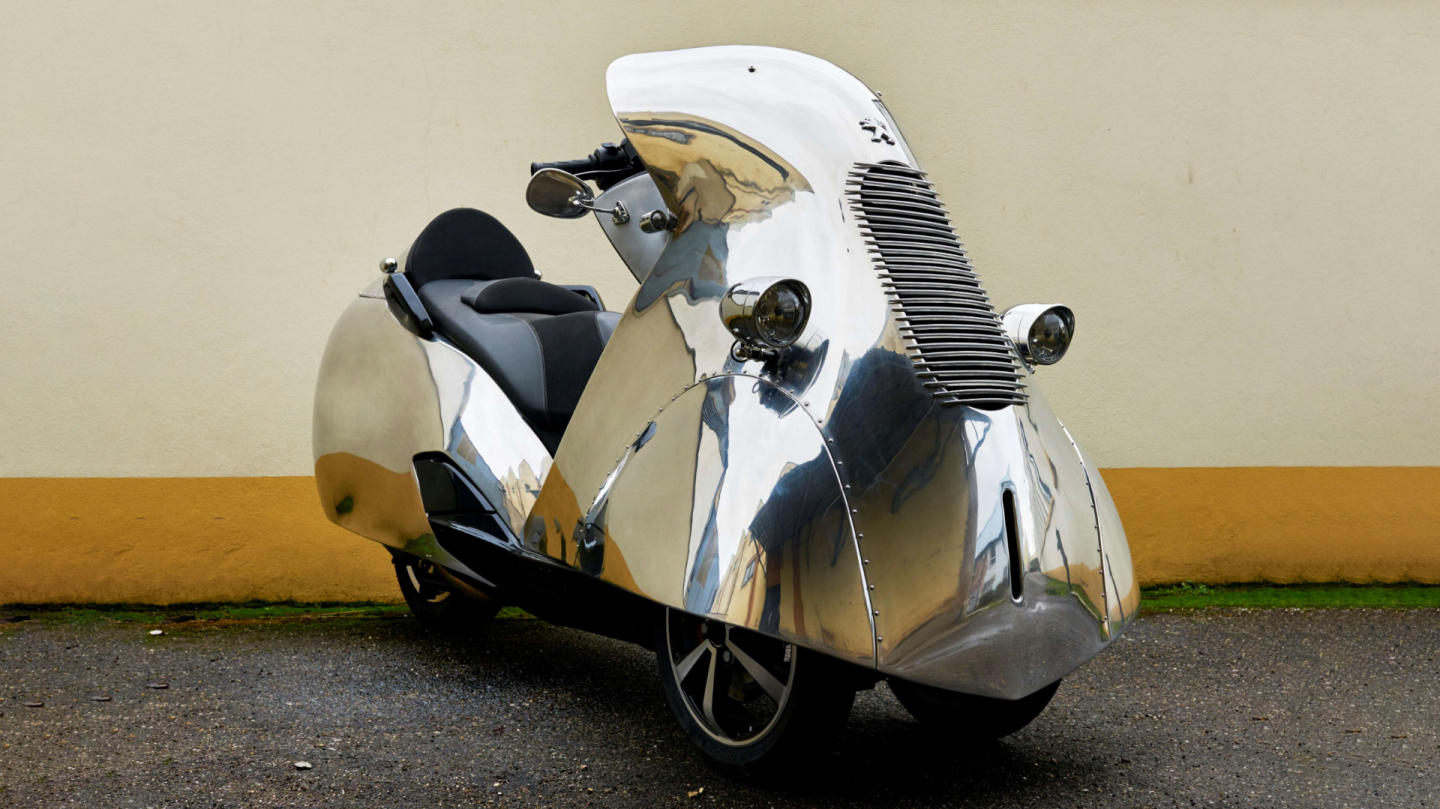 Peugeot Metropolis Prototype | Auction Link: Artcurial | Estimate: €20,000 to €40,000