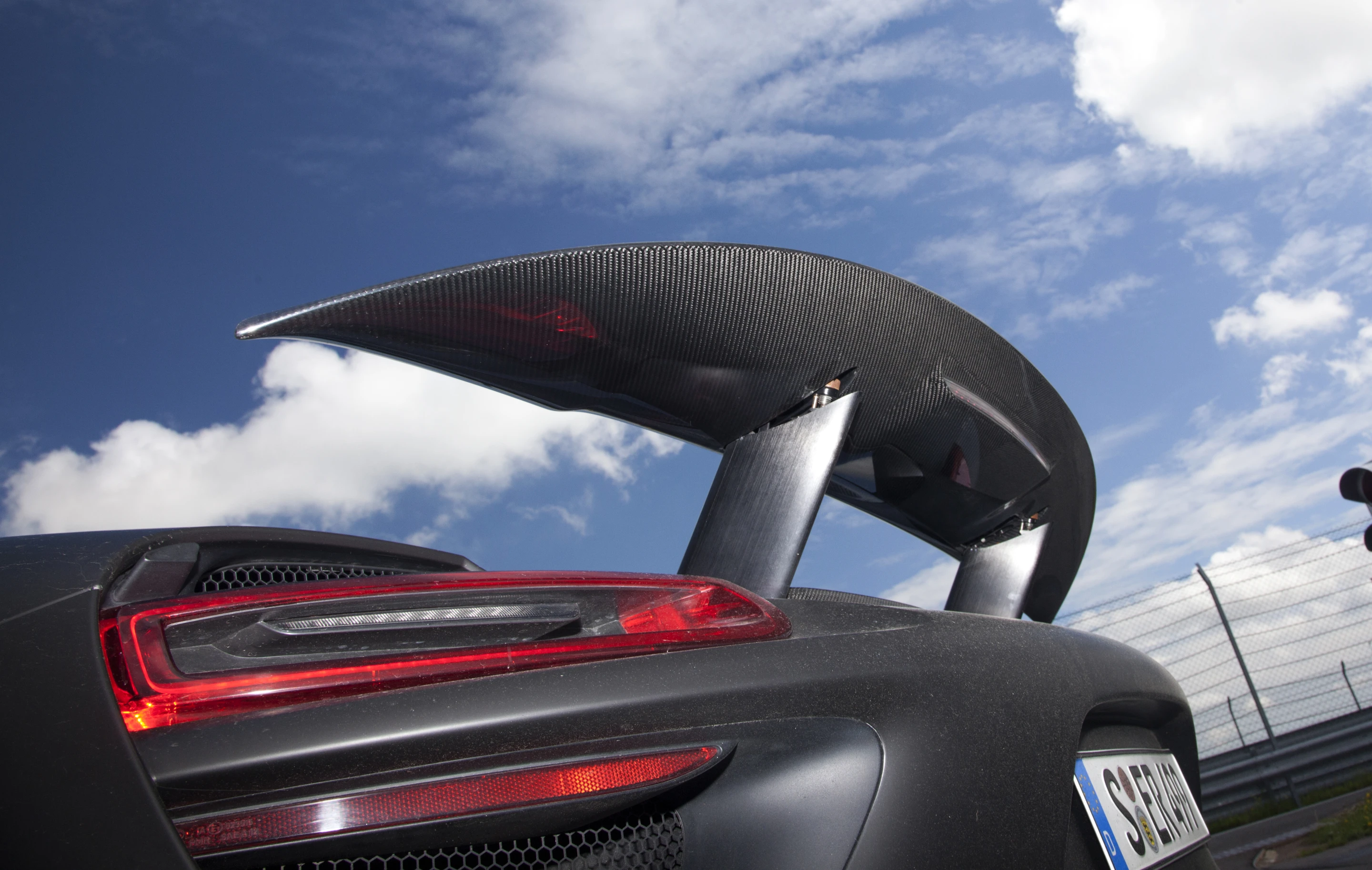 The 918 Spyder uses active components to tailor the aerodynamics to the individual driving modes