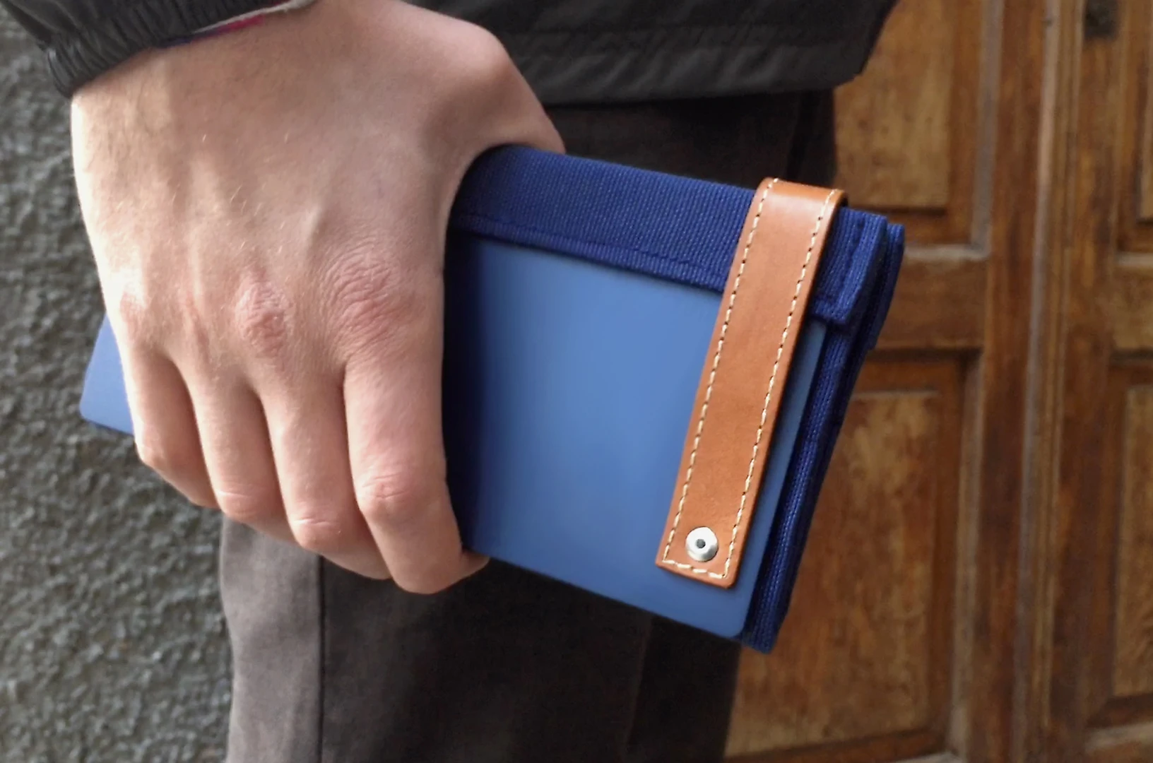 The Ye-T Warmpad measures 8.6 x 4.3 x 1 in (22 x 11 x 2.5 cm) when folded up