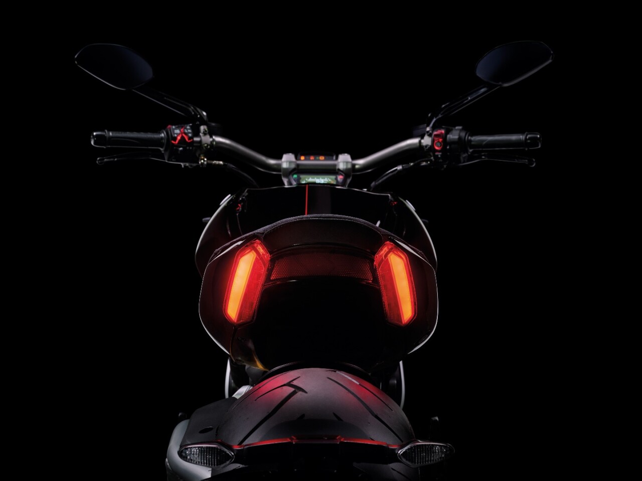 Ducati XDiavel S: clean tail section with axle-mounted license plate holder