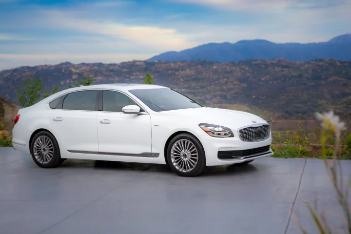 The exterior styling of the 2019 K900 is very different from its previous-generation predecessor