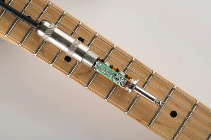 A battery-powered built into the jack of the PowerWire cable is reported to deliver a bold, defined sound across the frequency range