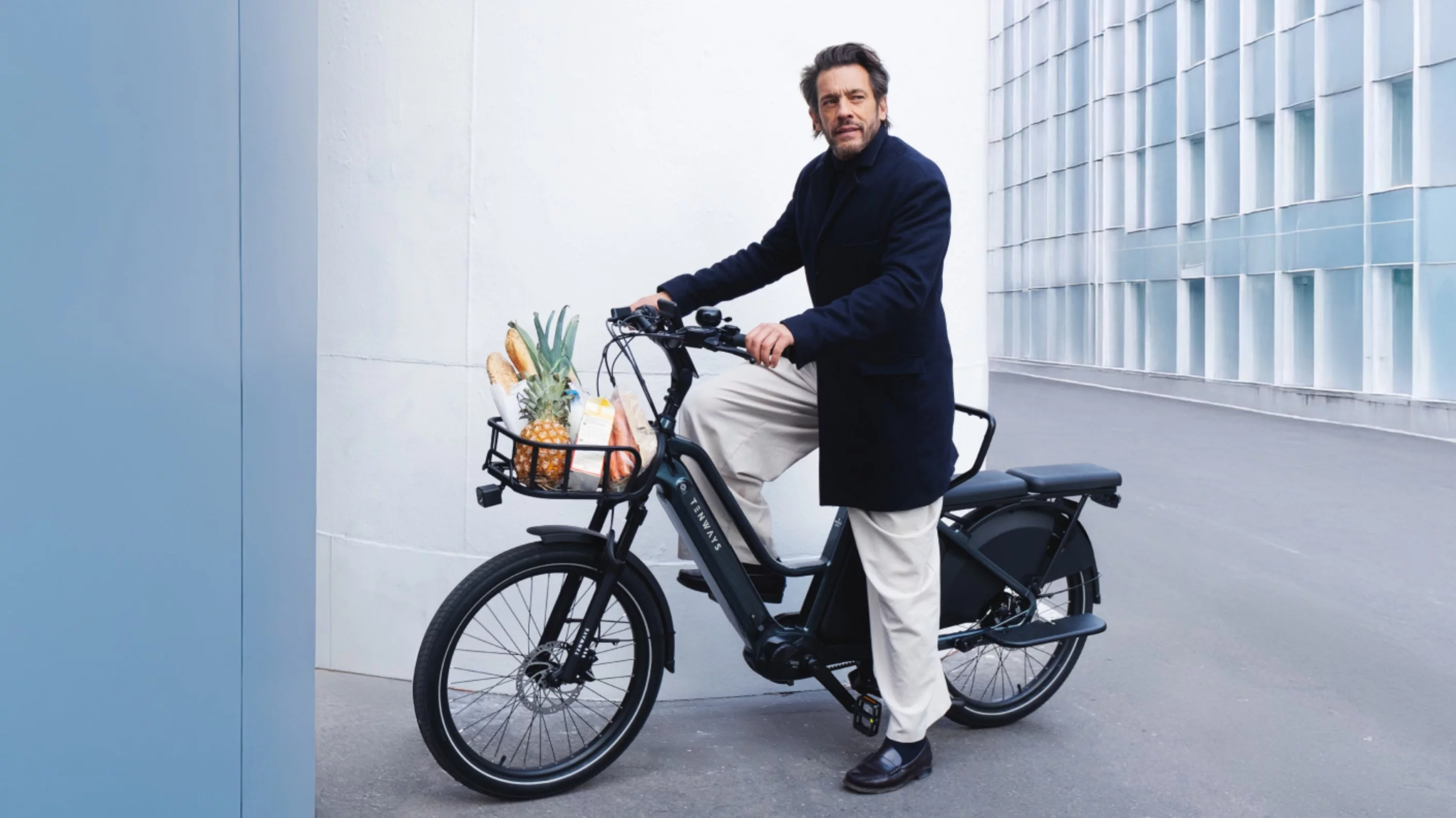 The Longtail Duo sports an "extra long" rear rack, a front rack and an EVA under-seat storage bag