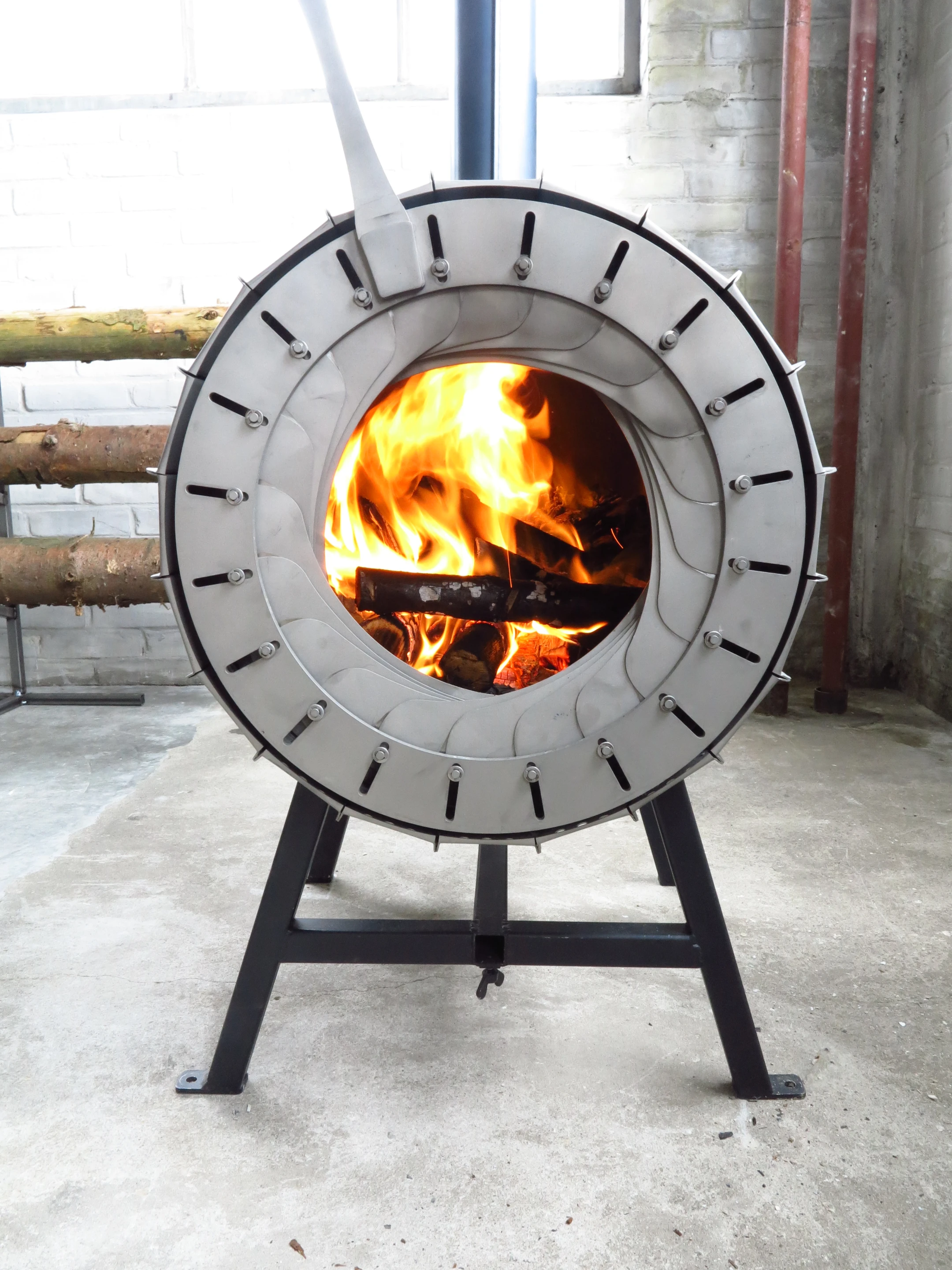 Martens and de Boer are about to start a very limited-edition production run (just 10 units), with each stove priced at €4,500 (about US$6,050)