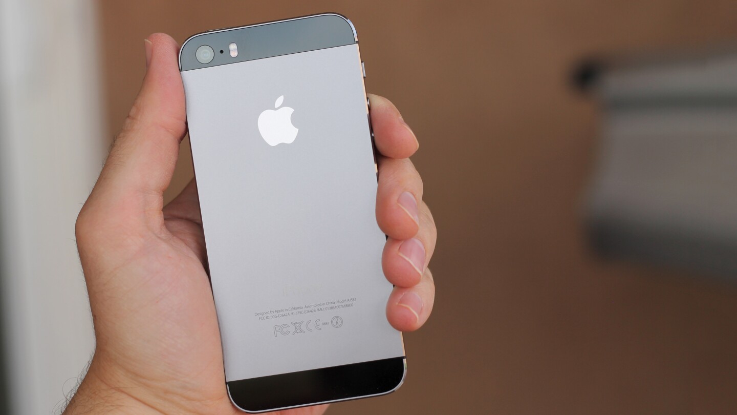 The iPhone's size is looking pretty dated compared to larger Android flagships, but it's still an outstanding handset (Photo: Will Shanklin/Gizmag.com)