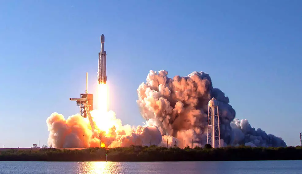 Falcon Heavy lifts off on an earlier mission