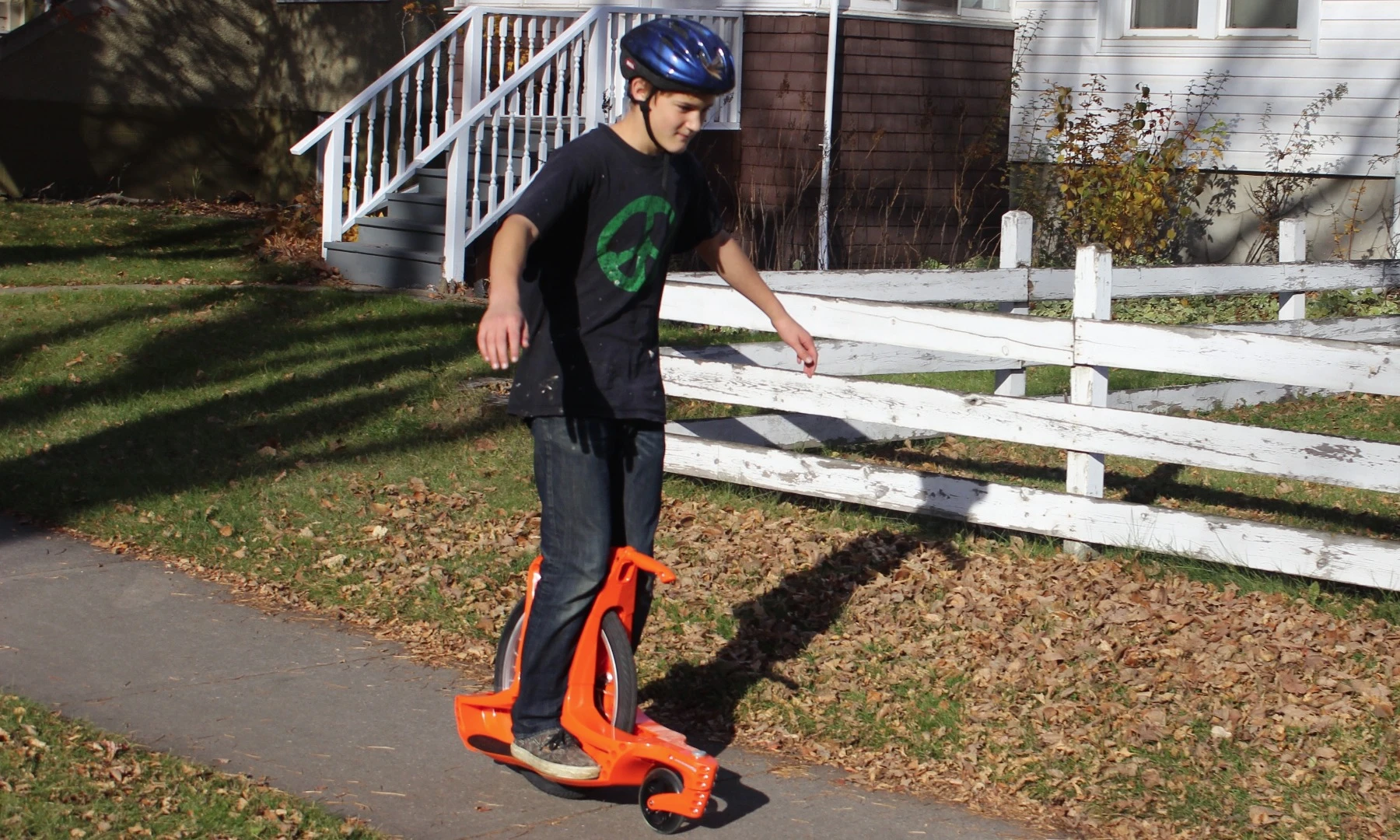 The Gauswheel has a sturdy ABS body with a 20-inch bicycle-style wheel in the back, and a swiveling 6-inch polyurethane roller blade-like wheel in front