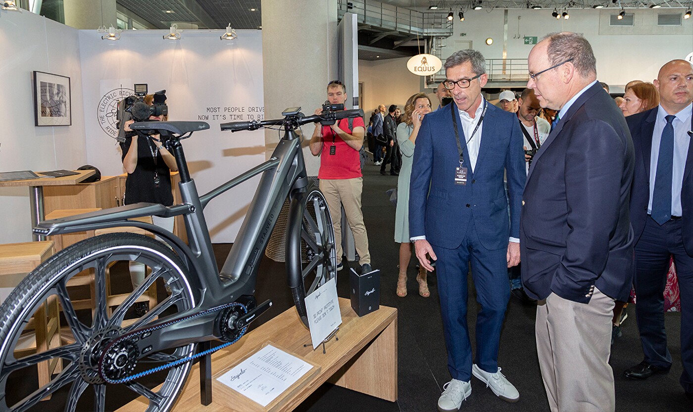 Stajvelo is a Monagesque start-up urban mobility company with considerable backing and very little information has been made public to date. The RV01 is the first of many advanced urban mobility products expected from Stajvelo and is made using highly advanced composites, and though the details are expected to be released in the next week, the limited information stressed that no aluminium and no carbon are used in the bike. The bike is constructed entirely of advanced composites.
