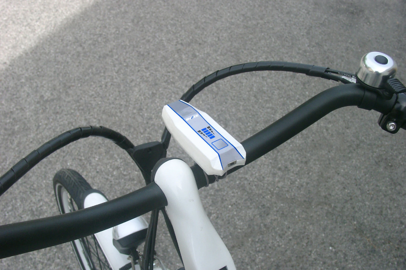 Byxee scans the road 50 to 80 feet (15 to 25 m) in front of the cyclist, and only engages when they have open road in front of them