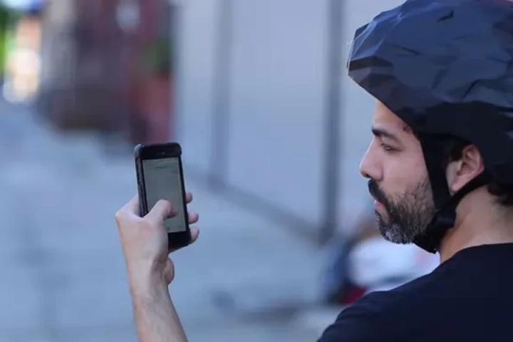 The MindRider helmet works with an app to help bicycle commuters lessen their stress