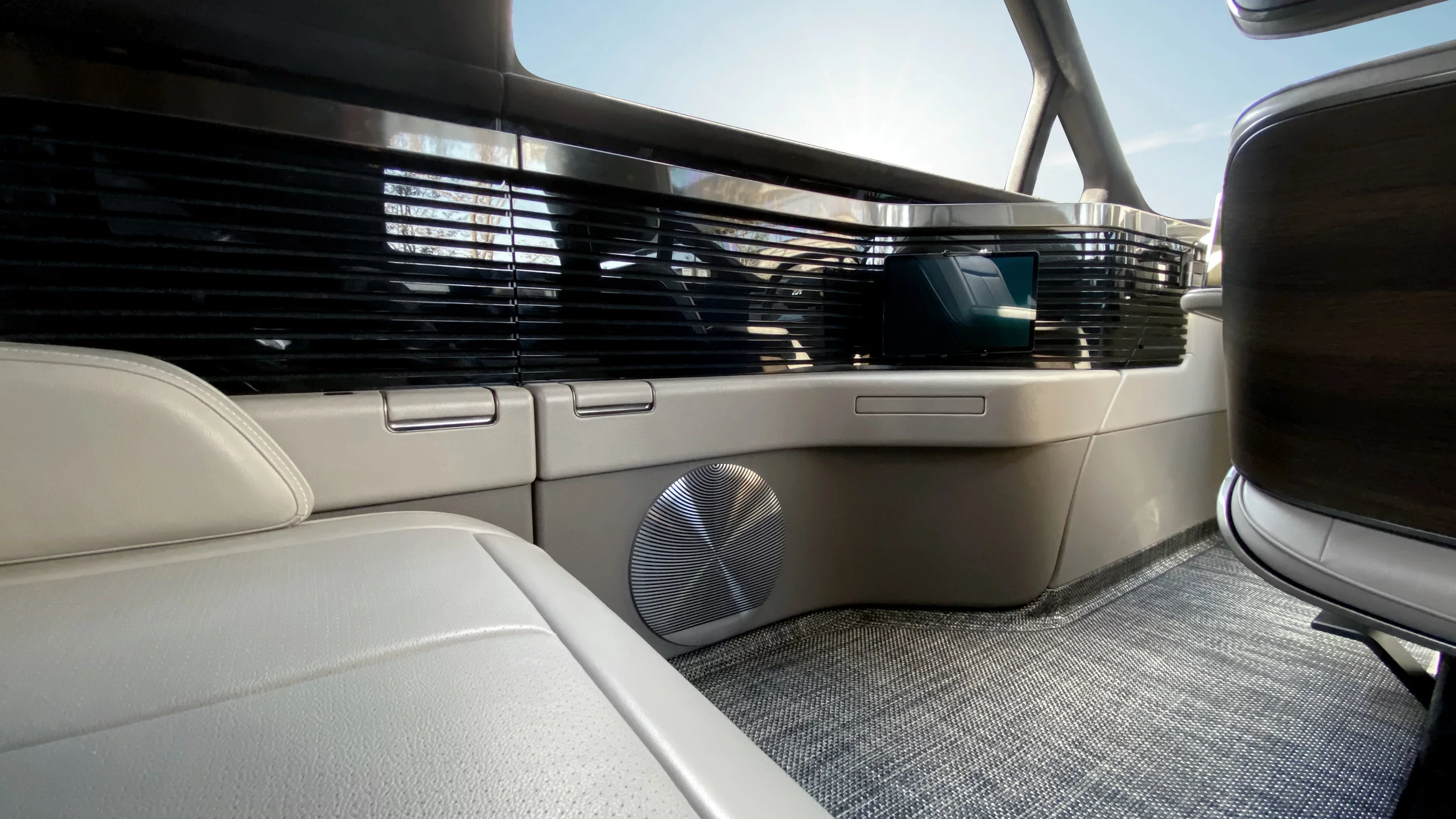 It looks like each rear passenger has a dedicated entertainment/info screen