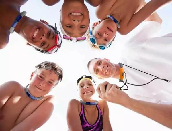 The SealBands, GuardBands and hub form a wireless network with one another, all communicating via a radio signal