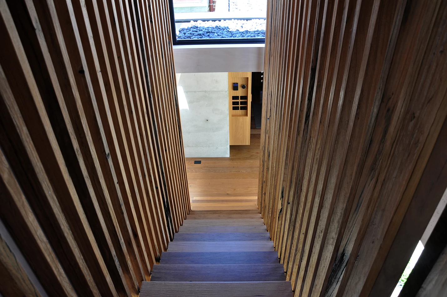 Recycled tallowwood was used for the home's interior (Photo: Edoardo Campanale for Gizmag)
