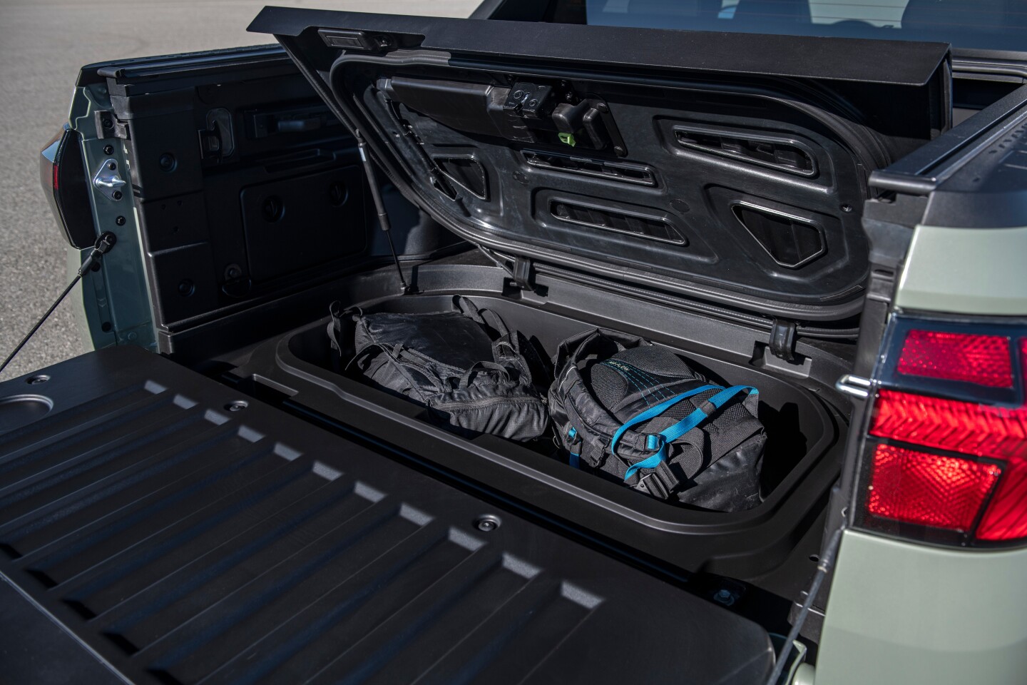 Under-bed storage allows for further expansion of the cargo area's capacity