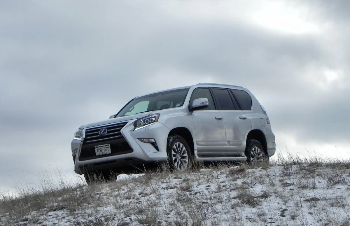 A more urban appeal to its design and a load of offroad cred are what highlight the 2016 Lexus GX 460.