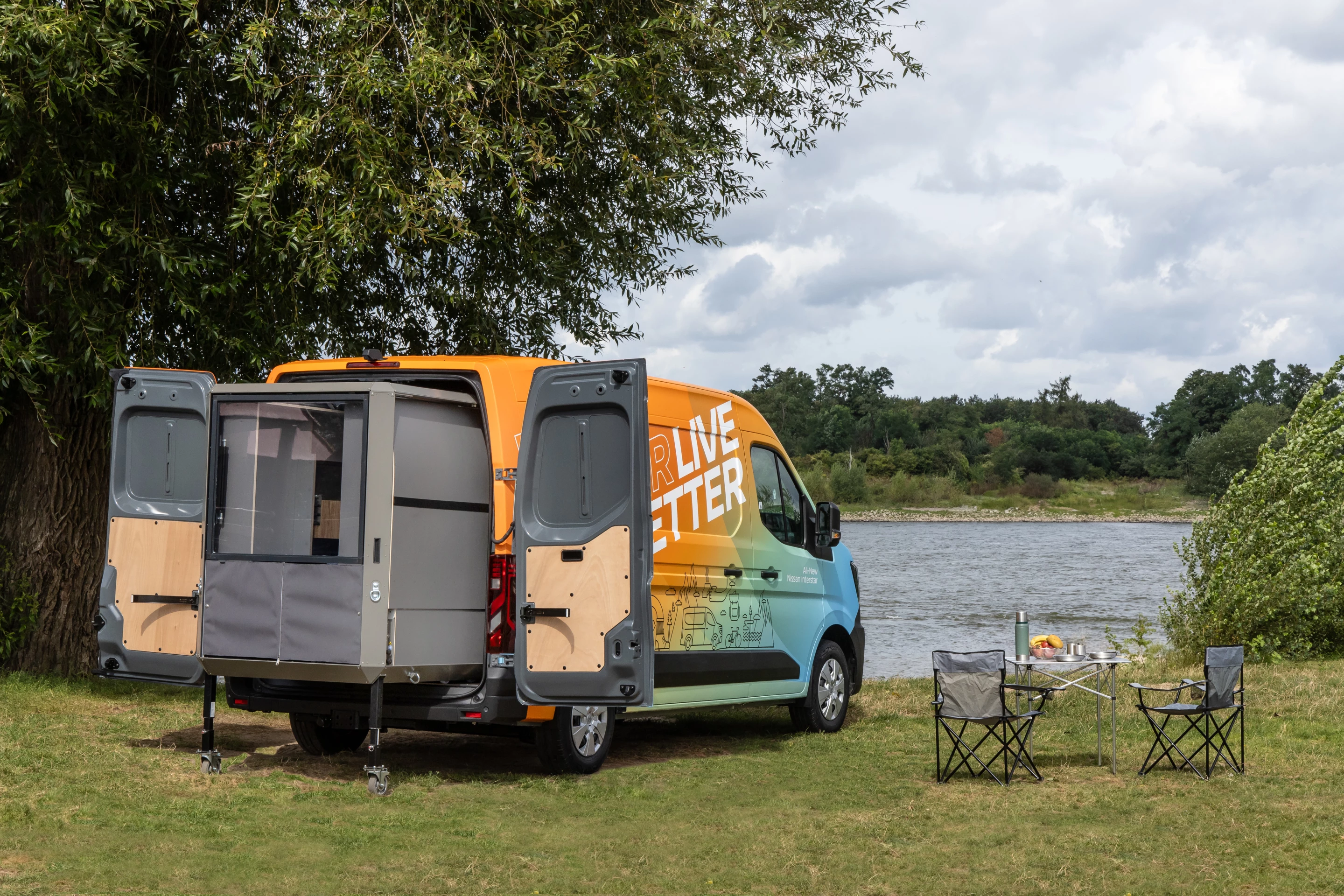 After the camping weekend or vacation, the PlugVan camper module rolls right out for storage, leaving the Interstar as a cargo van