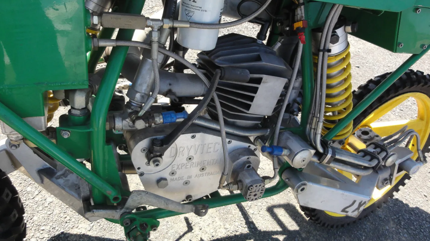 Dryvtech 2x2x2 - 2-stroke engine powers a high pressure hydraulic pumb