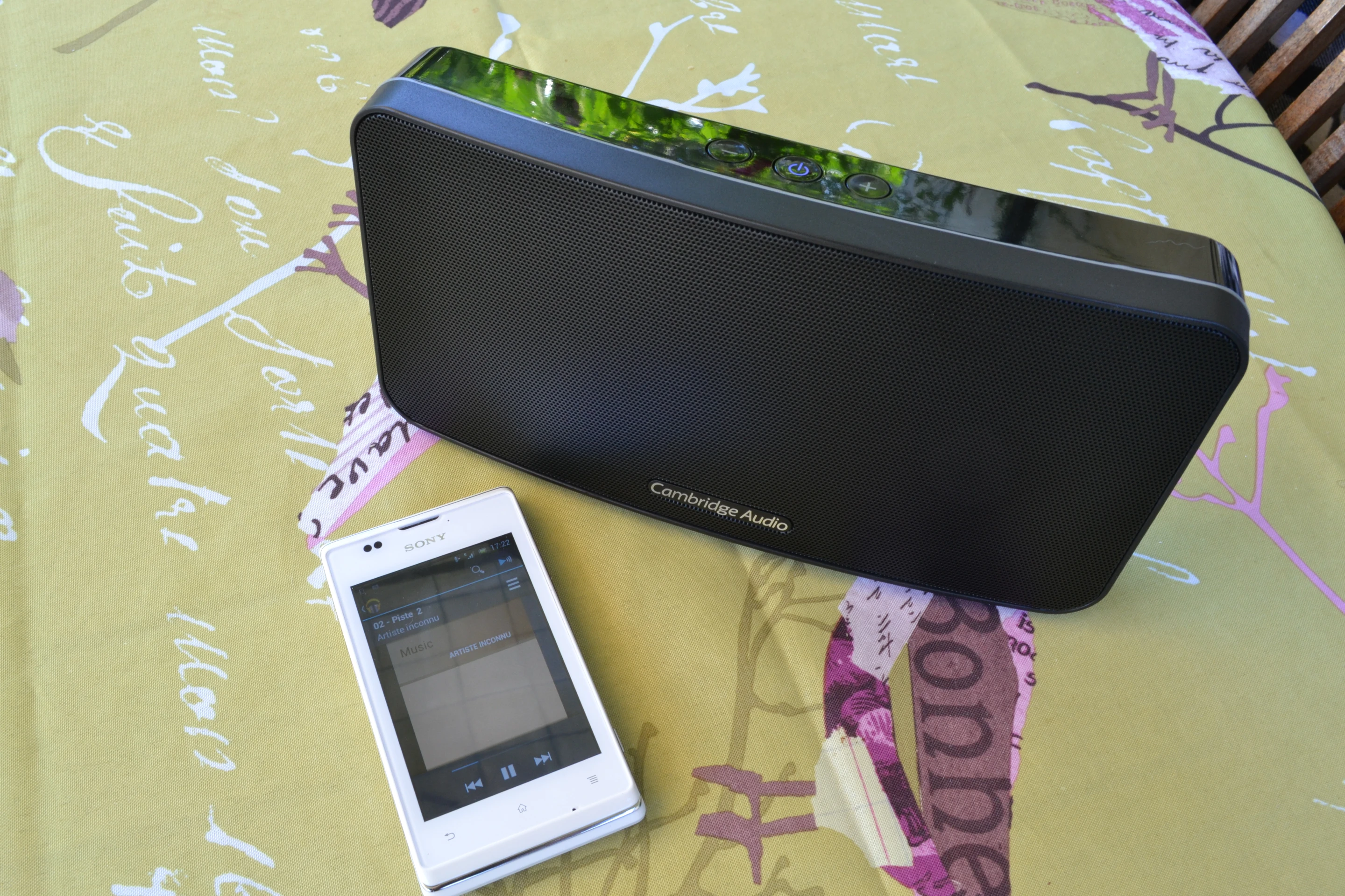 The Minx Go remembers that previous eight paired devices, including this Sony Experia E smartphone