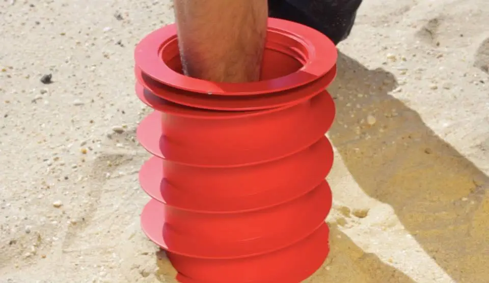 Large enough to store objects such as tablets and kindles, Beach Vault is a sealable, watertight capsule that is screwed into the sand under the custom-made towel