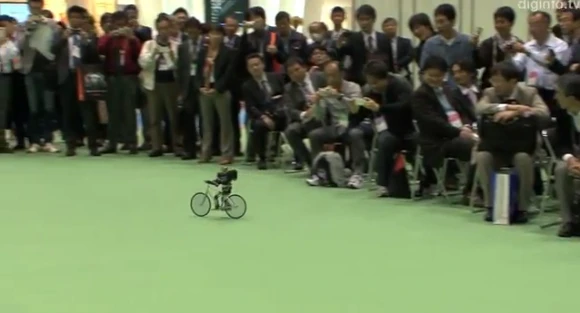 RoboBiker wows the crowd(Image: DigInfo)