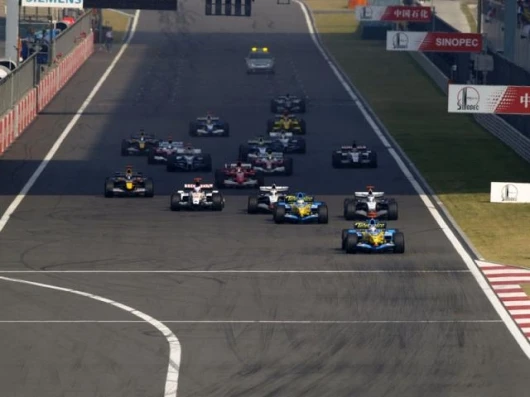 The start and already the Renaults are in the lead