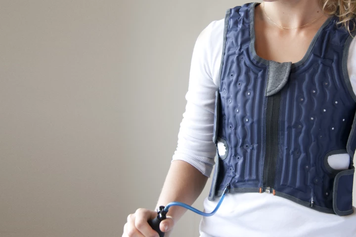 An attached hand pump allows the wearer to apply and regulate soothing pressure by pumping air to deliver a hug sensation