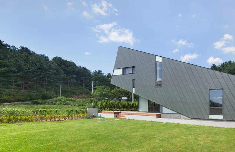 The house takes up an area of 96 sq m (1,033 sq ft) (Photo: Kyungsub Shin)