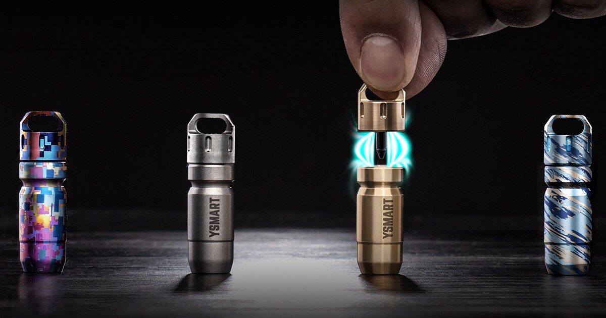Magnetic keychain flashlight automatically lights up the outdoors