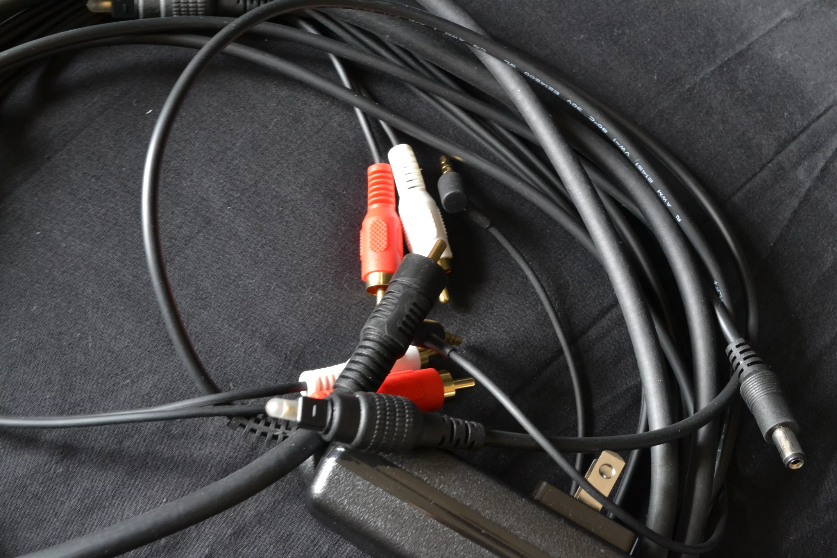 The PAE-300 is supplied with RCA, optical, coaxial and stereo audio cables