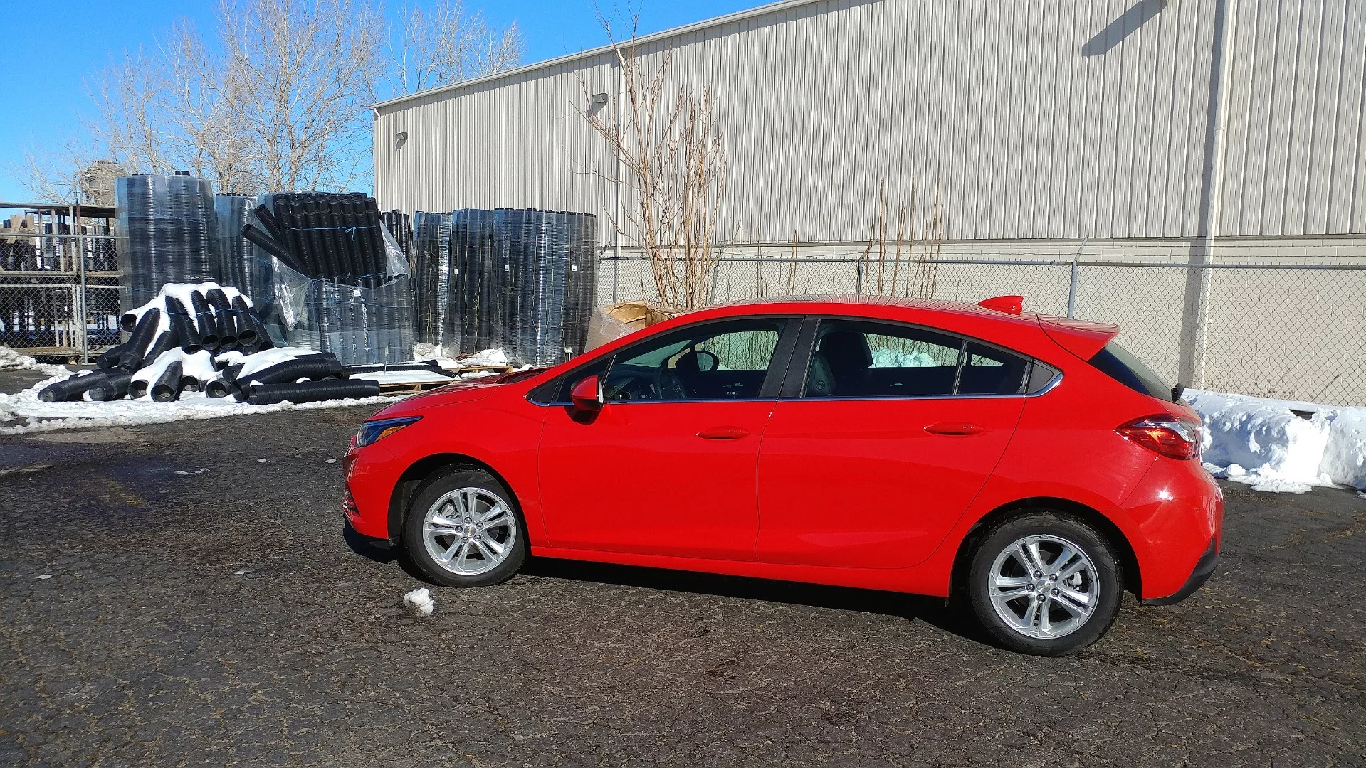 The 2018 Chevrolet Cruze in its hatchback format with the diesel engine achieves 30 mpg in the city