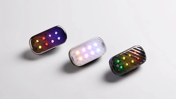 The Fast bike light is equipped with 8 RGB LEDs, a Bluetooth Low Energy connection and a motion sensor
