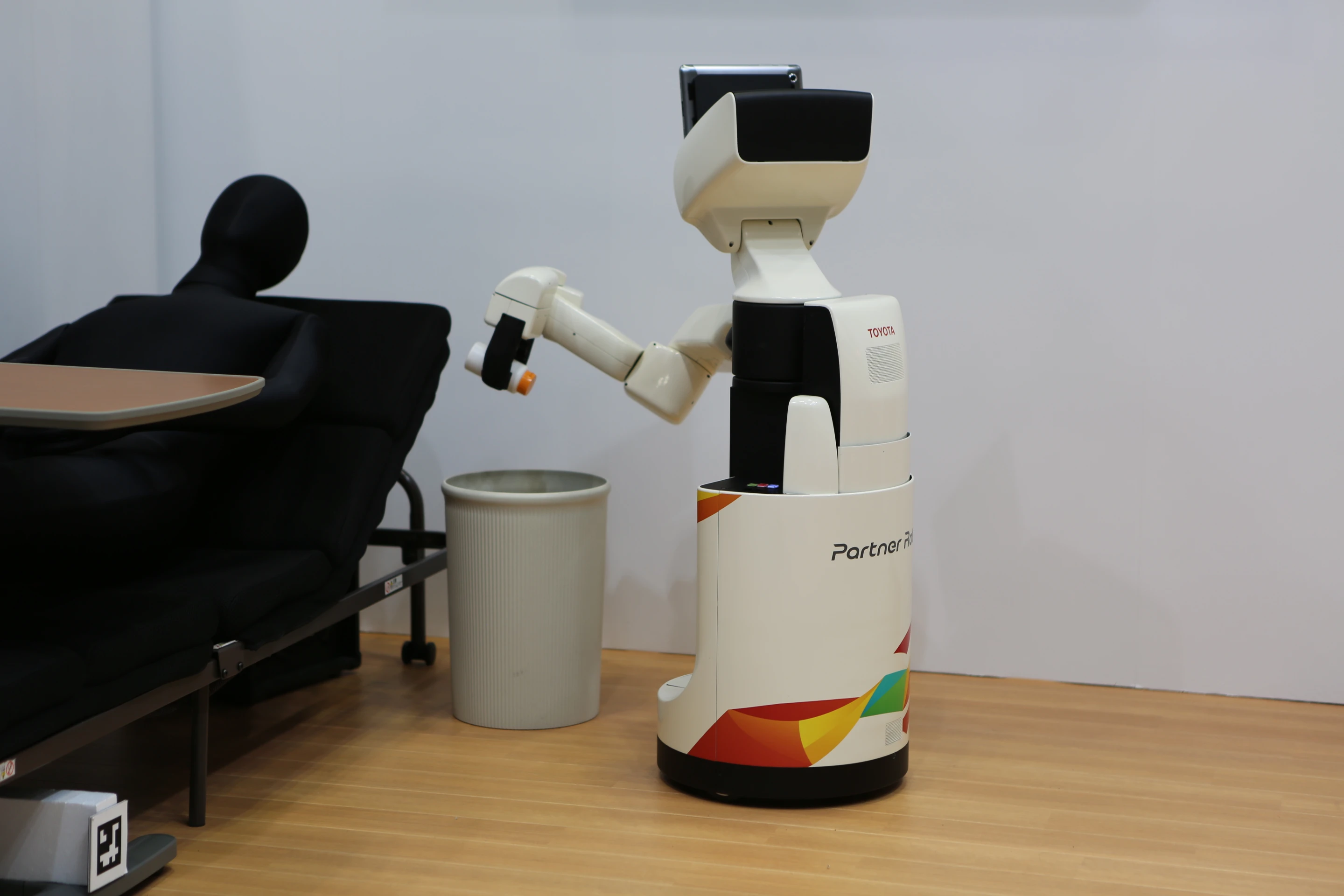 Toyota's Human Support Robot can fetch objects or throw them away (Photo: Mike Hanlon, Gizmag)