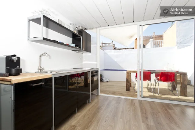 The fully equipped kitchen adjoins opens out to the outdoor courtyard
