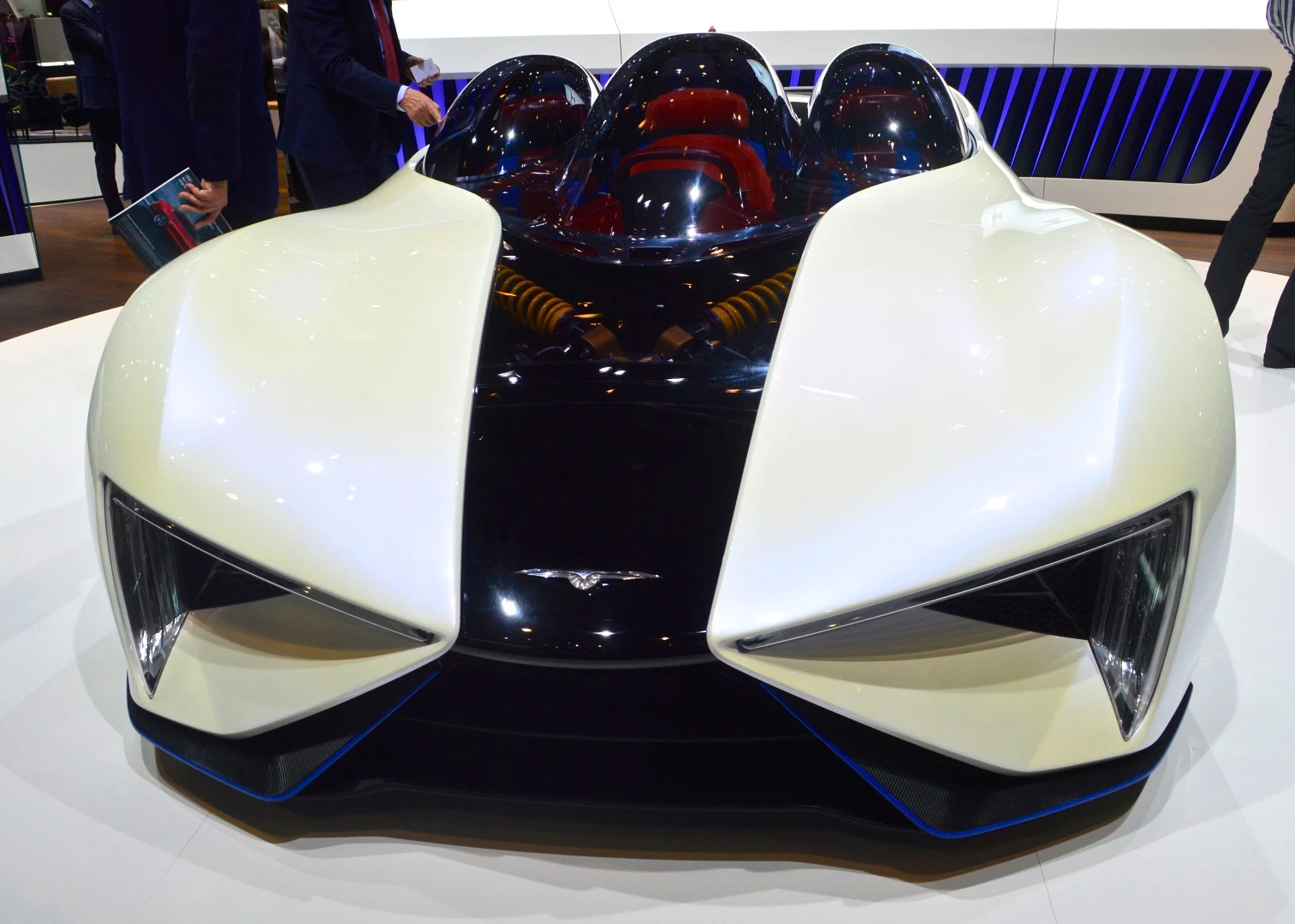 Beyond just a polycarbonate canopy, the Ren features a polycarbonate central strip, highlighting the equipment below