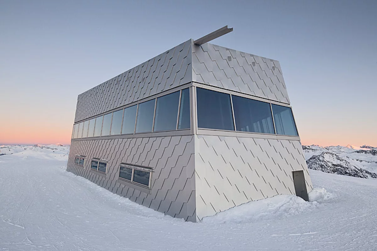 The restaurant's most distinct feature is undoubtedly its scaly anodized aluminum shell (Photo: Scherrer)