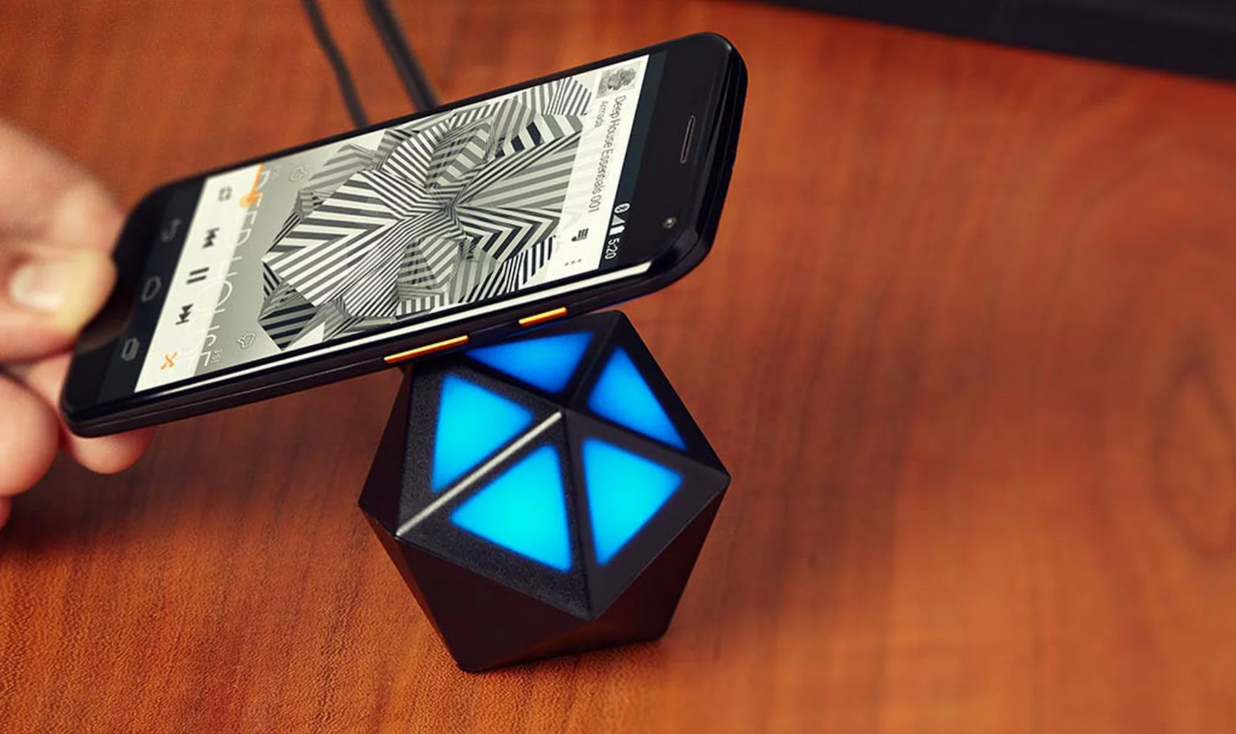 Motorola's Moto Stream brings wireless audio streaming capabilities to old stereo systems