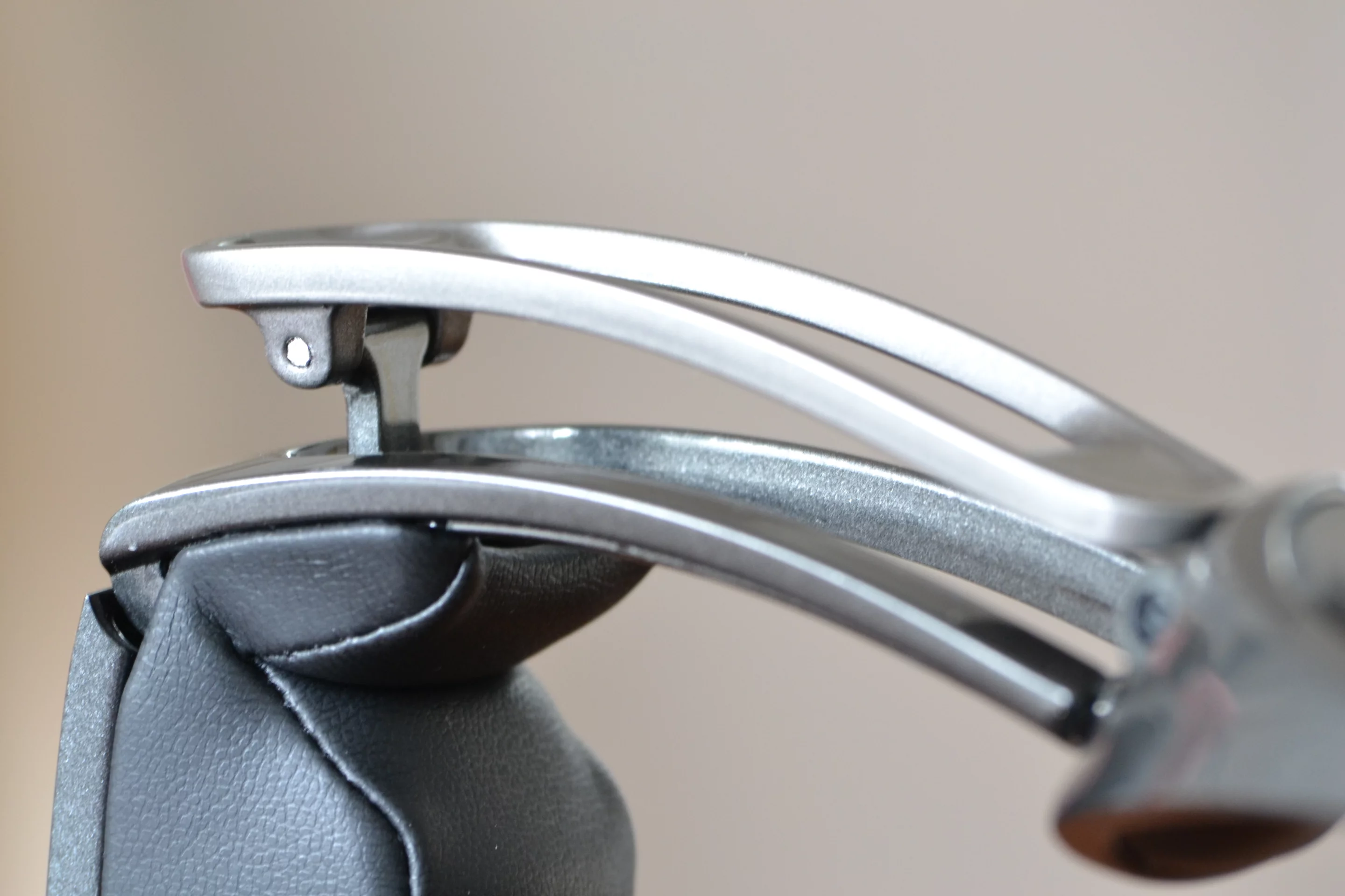 The combination of jointed arms and headband and the soft ear pads makes Blue's amp-packing headphones incredibly comfortable for long haul listening (Photo: Paul Ridden/Gizmag)
