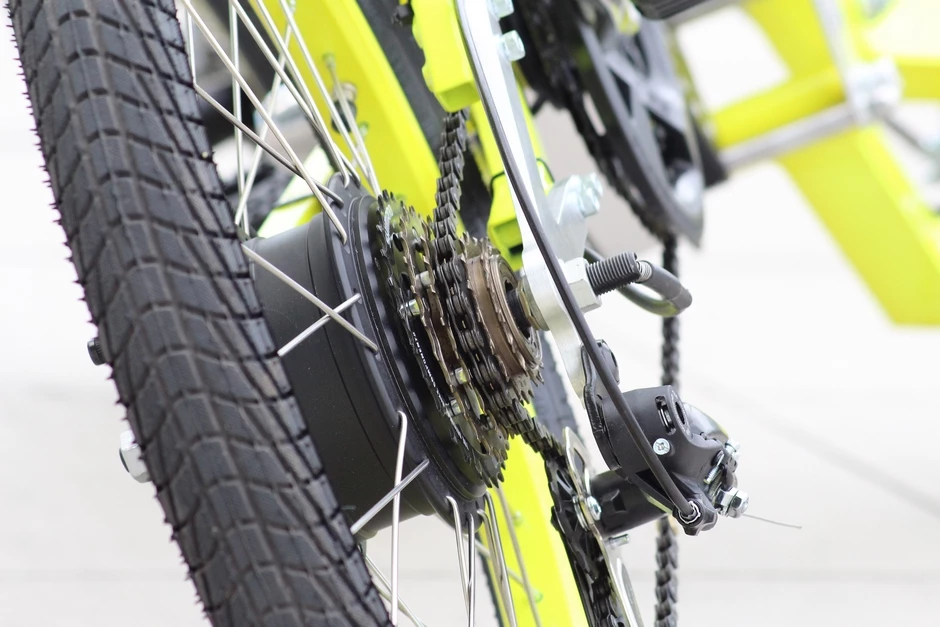 The rear wheel hub motor and Shimano gears