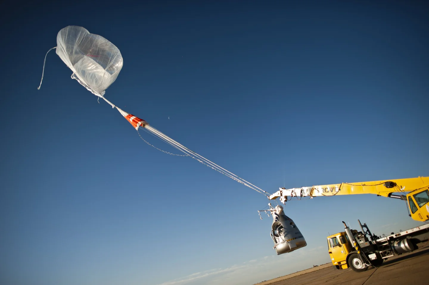 The balloon launch during the first manned test flight for Red Bull Stratos (Photo: Jörg Mitter/Red Bull)