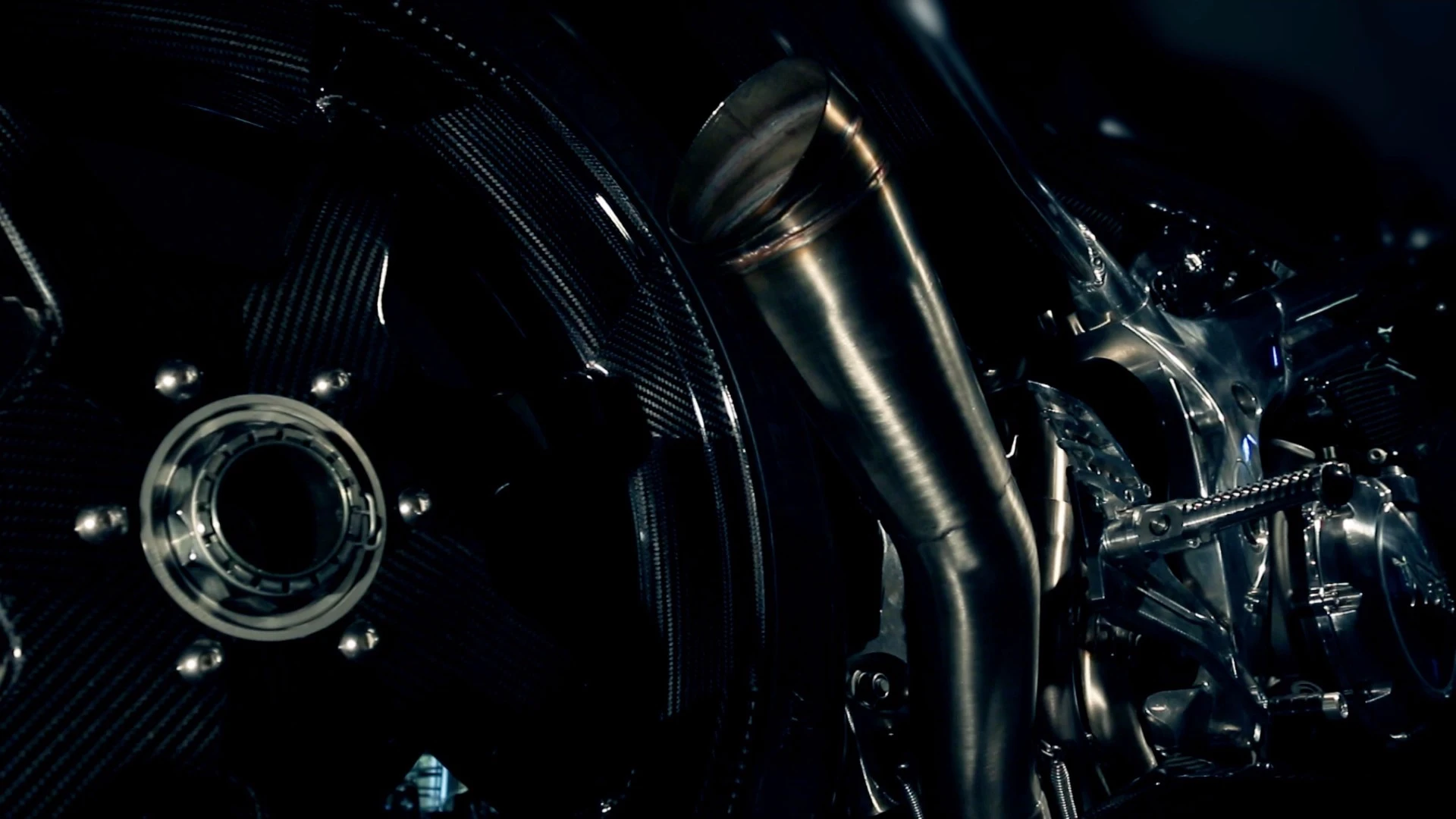 Norton V4 RR: Carbon rims reduce unsprung weight and gyroscopic inertia; you want them