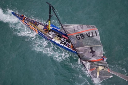 Louis Vuitton ACT 13Fleet Race.+39 Challenge Dismasted.