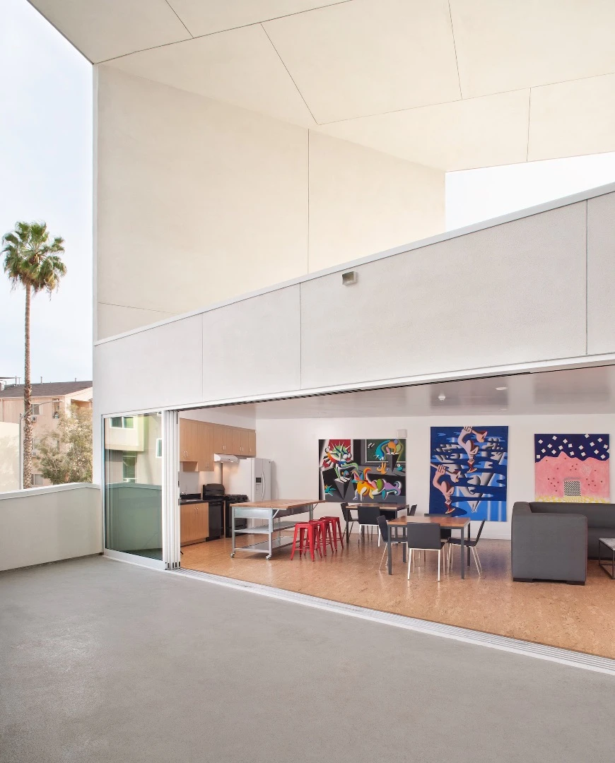 Located in Los Angeles’ MacArthur Park, the 42,500-sq ft (3,948 sq m) building takes its name from the military term "I've got your six"