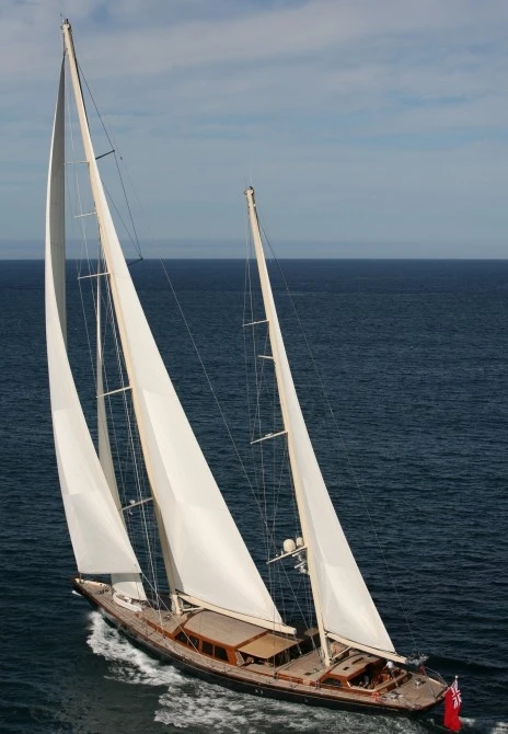 The SY Thalia in full flight